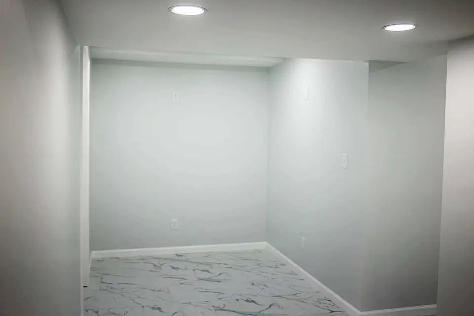 Empty room with white walls and ceiling.